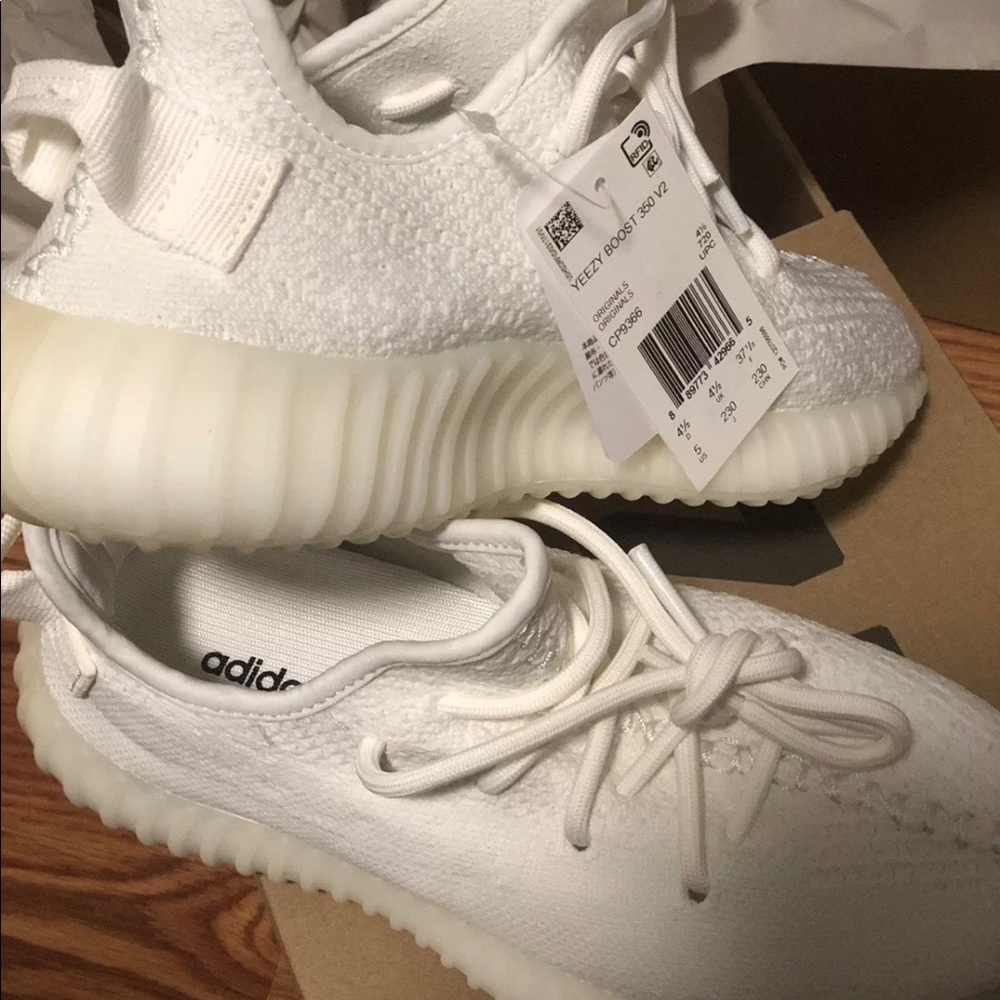 Authentic 💯 brand new Yeezy shoes size U.S 5, 9